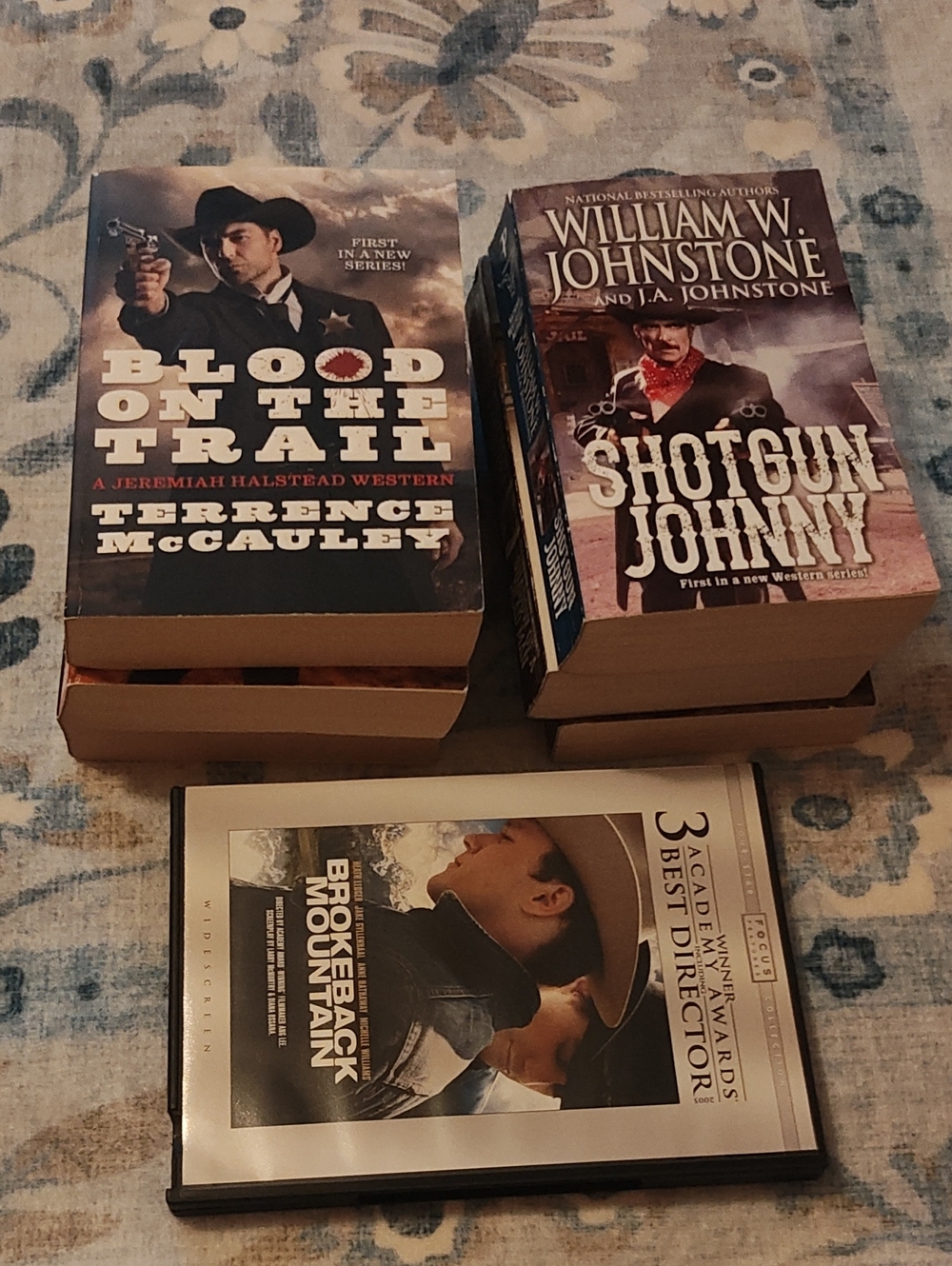 WESTERN BOOKS AND MOVIE SET